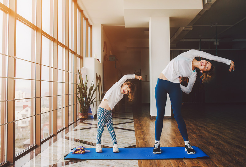 Deux filles font du sport à la maison